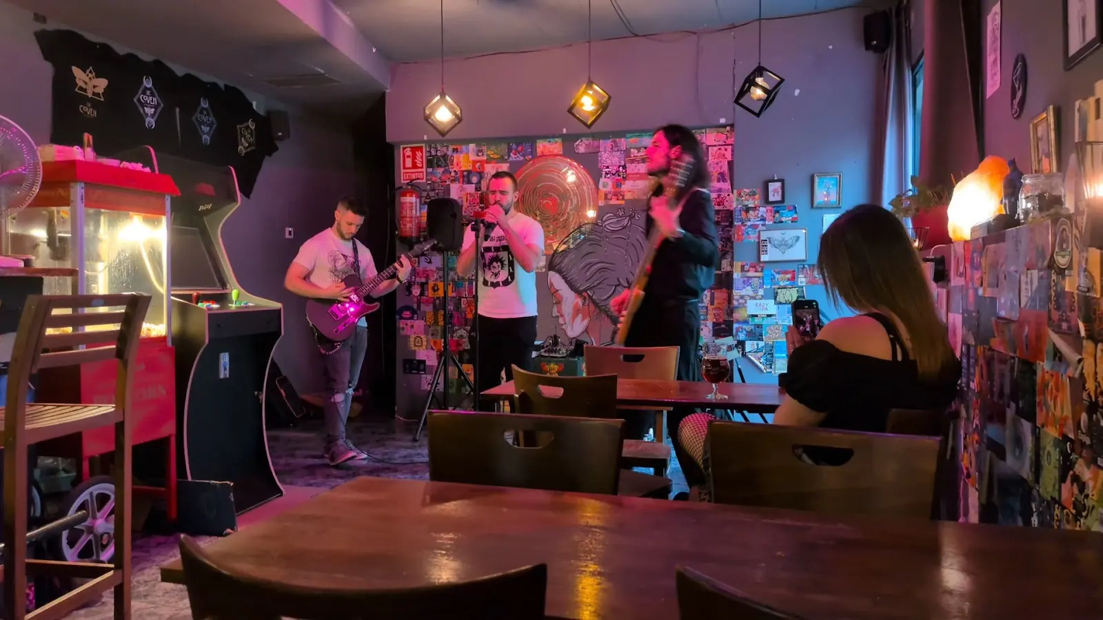 Concierto en directo dentro de The Coven, con guitarra y público en las mesas