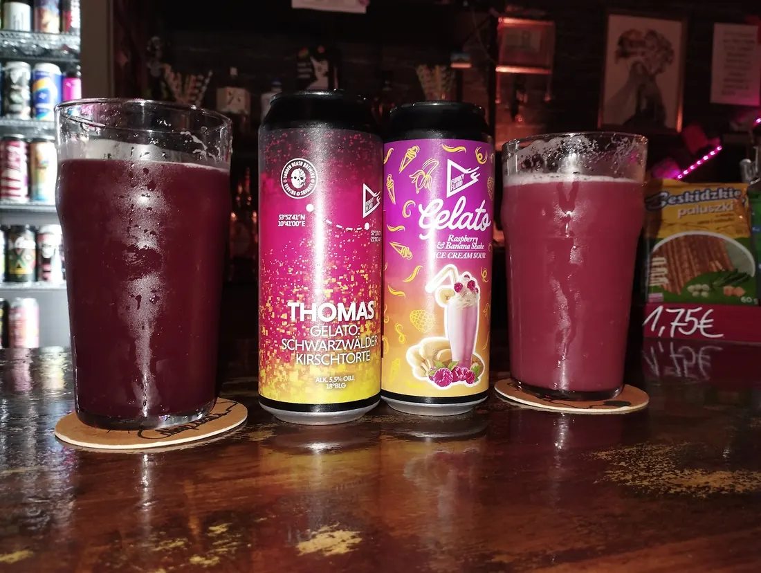 Dos pintas de sour de frutos rojos junto a sus latas en la barra