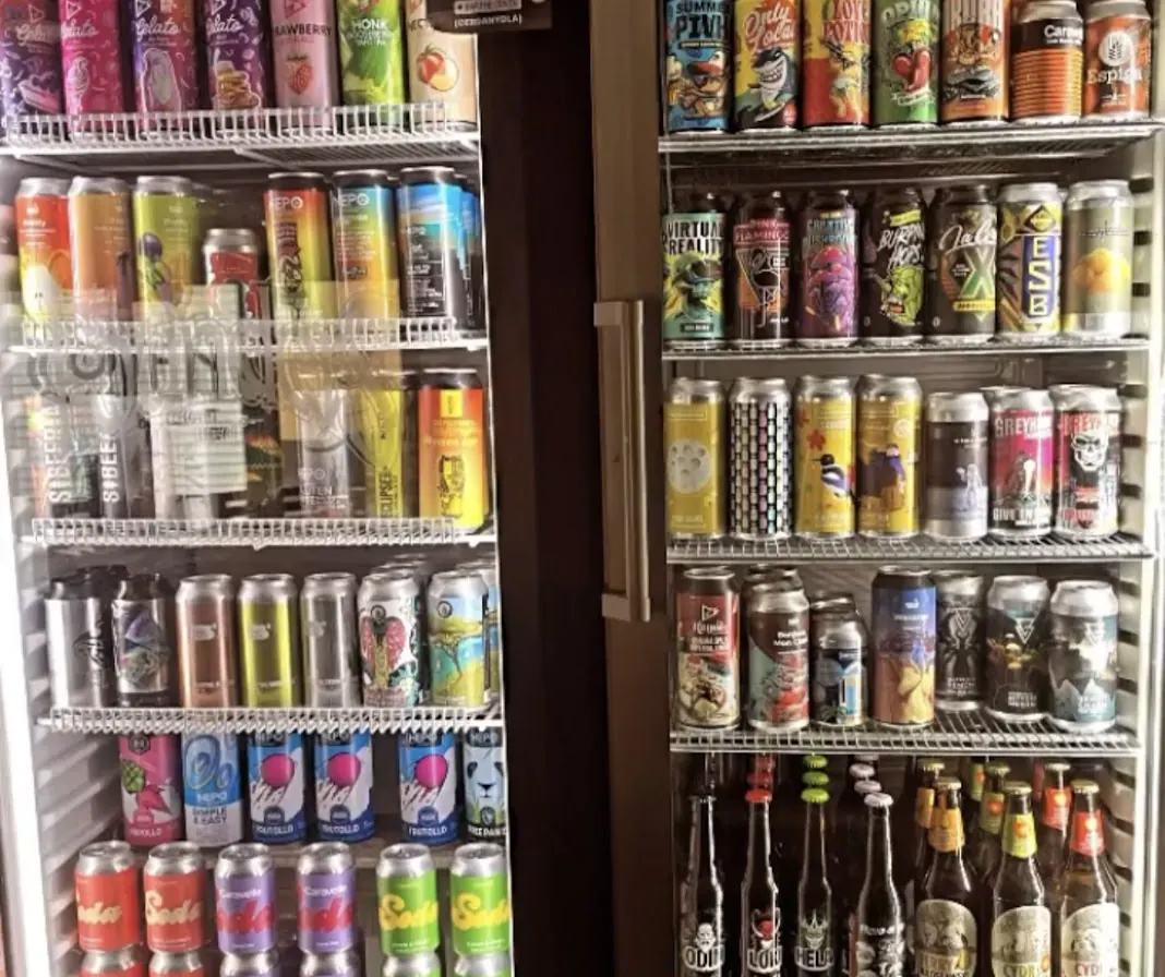 Nevera llena de latas de cerveza artesana de colores