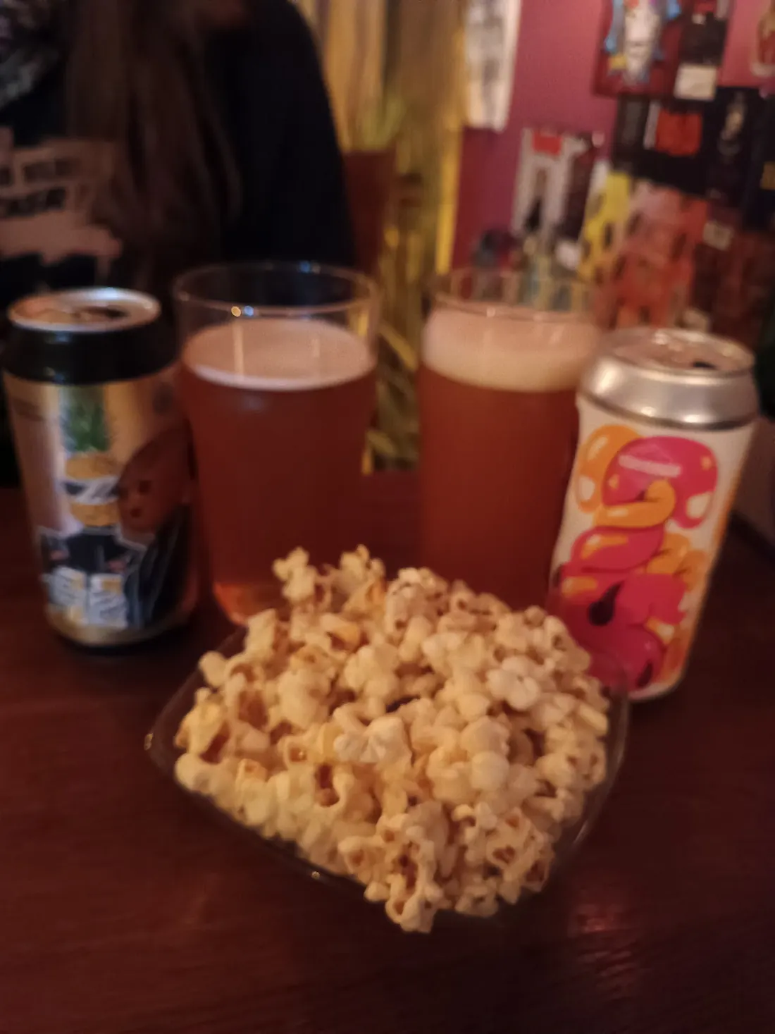 Cuenco de palomitas junto a tres cervezas artesanas